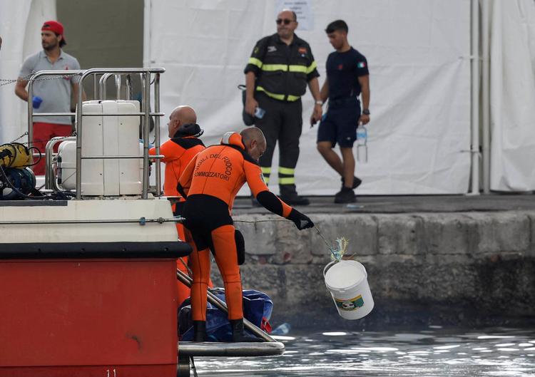 Der var 22 personer om bord på skibet, da det blev fanget i et voldsomt uvejr, mens det lå for anker ud for Siciliens kyst. 15 personer formåede at flygte og blev reddet op af vandet i live. Foto: Louiza Vradi/Ritzau Scanpix