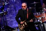Den britiske sanger, sangskriver og musiker Elvis Costello optræder lige nu sammen med sin mangeårige makker, keyboardspilleren Steve Nieve, med en række koncerter i New York. Der har Costello boet de seneste mange år.  Foto: Michael Tran/Ritzau Scanpix