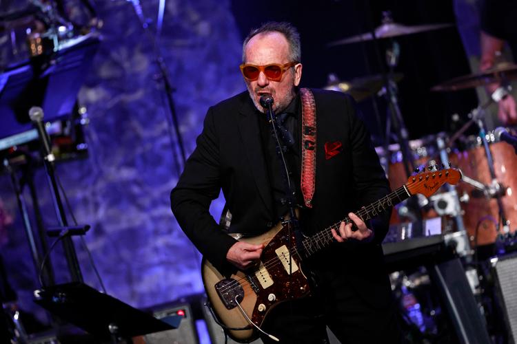 Den britiske sanger, sangskriver og musiker Elvis Costello optræder lige nu sammen med sin mangeårige makker, keyboardspilleren Steve Nieve, med en række koncerter i New York. Der har Costello boet de seneste mange år.  Foto: Michael Tran/Ritzau Scanpix