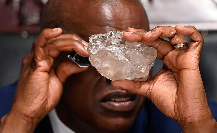 Diamanten, som endnu ikke har fået noget navn, men som med sine 2.492 karat er den næststørste, der nogensinde er blevet fundet, er lige så stor som en håndflade. Her inspiceres den af Botswanas præsident, Mokgweetsi Masisi. Foto: Monirul Bhuiyan/Ritzau Scanpix