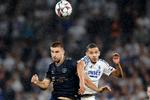 Spillemæssigt var der langt mellem højdepunkterne i kampen mellem FCK og Kilmarnock. Her ses gæsternes Innes Cameron og FCK's Gabriel Pereira. Foto: Jens Dresling