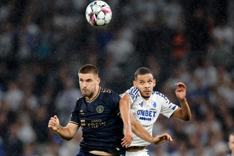 Spillemæssigt var der langt mellem højdepunkterne i kampen mellem FCK og Kilmarnock. Her ses gæsternes Innes Cameron og FCK's Gabriel Pereira. Foto: Jens Dresling