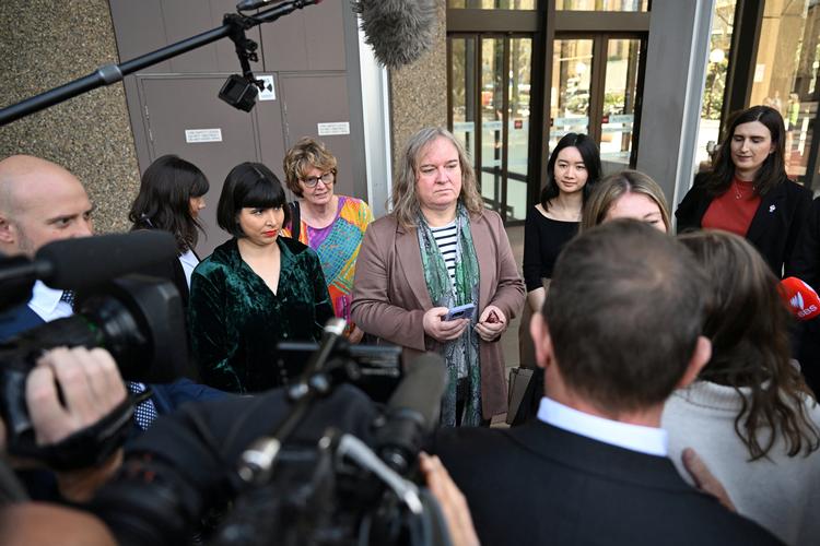 Roxanne Tickle forlader retten i Sydney. Foto: Aap/Ritzau Scanpix