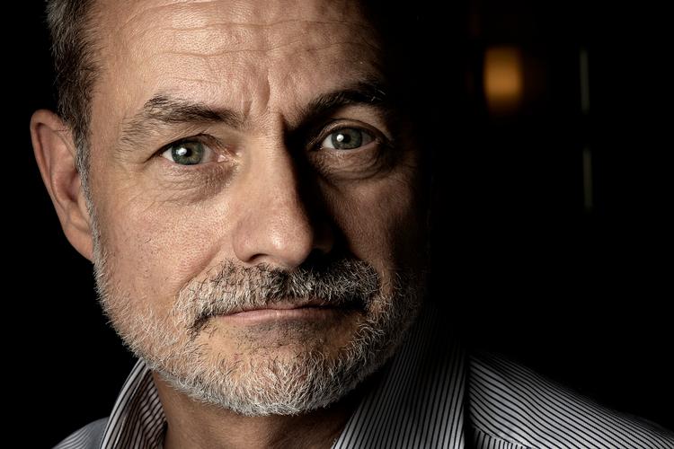 Thomas Harr er vicedirektør og cheføkonom i Nationalbanken, men det er som privatperson og i fritiden hjemme i Hellerup, at han har skrevet en bog om, hvorfor inflationen kom bag på alle, inklusive ham selv, og hvad det kan lære os fremadrettet. Foto: Martin Lehmann