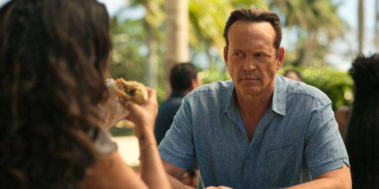 Amerikansk krimihumorist får omsider sin egen tv-serie: Velkommen til screwball-krimien og Carl Hiaasen. Vince Vaughn spiller rollen som den opsætsige og tvangsforflyttede kriminalbetjent Yancy. Foto: Apple TV+