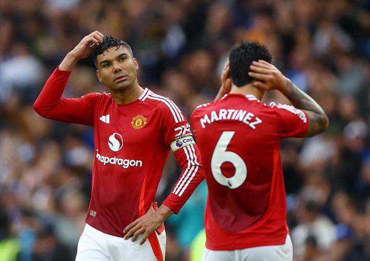 Casemiro og Lisandro Martinez tager sig til hovedet efter Manchester Uniteds nederlag til Brighton. Foto: Matthew Childs/Ritzau Scanpix
