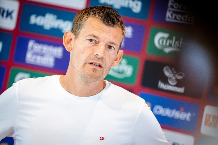 Lars Knudsen er ufrivilligt trådt frem i rampelyset og udtager tirsdag de spillere, der skal sikre sportslig succes mod Schweiz og Serbien.   Foto: Mads Claus Rasmussen/Ritzau Scanpix