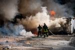 Ukrainske brandfolk slukker en brand efter missilangreb i Odesa-regionen.  Foto: Handout/Ritzau Scanpix