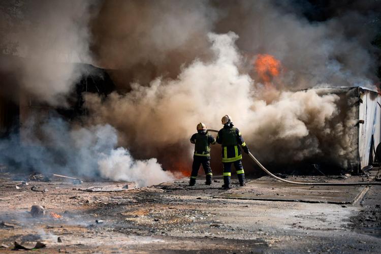Ukrainske brandfolk slukker en brand efter missilangreb i Odesa-regionen.  Foto: Handout/Ritzau Scanpix