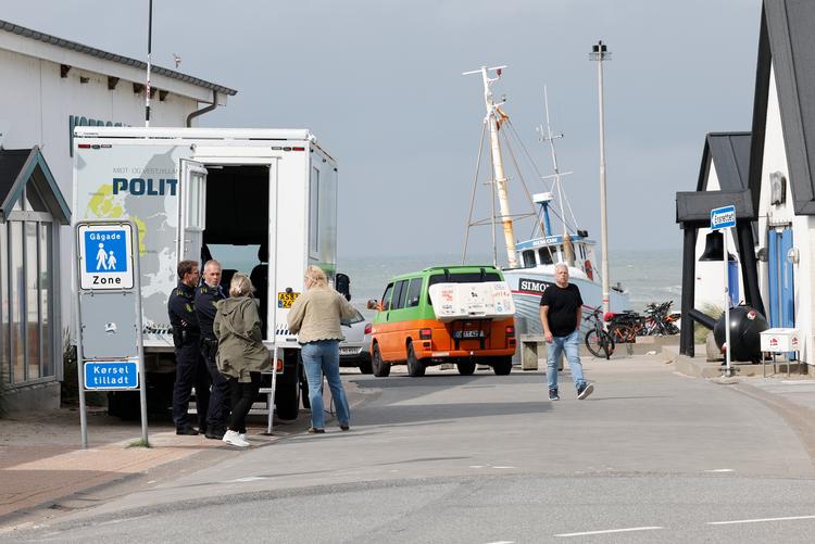 Politiet var til stede ved Nørre Vorupør i dag, efter jordskreddet i går. Foto: Johnny Pedersen/Ritzau Scanpix