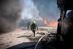 Redningsarbejdere kæmper for at slukke en brand efter et russisk missilangreb et unavngivet sted i Odesa-regionen. 
 Fotoet er udsendt af de ukrainske myndigheder.  Foto: Handout/Ritzau Scanpix
