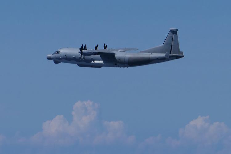 Mandag sendte Japan flere jagerfly på vingerne, efter at landet havde hævdet, at et kinesiske militærfly af typen Y-9 - som er en type af overvågningsfly - var trængt ind i japansk luftrum.  Foto: Handout/Ritzau Scanpix