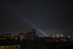 Ukrainske styrker søger efter droner i himlen over Kyiv. Foto: Gleb Garanich/Ritzau Scanpix