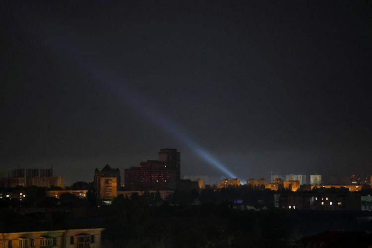 Ukrainske styrker søger efter droner i himlen over Kyiv. Foto: Gleb Garanich/Ritzau Scanpix