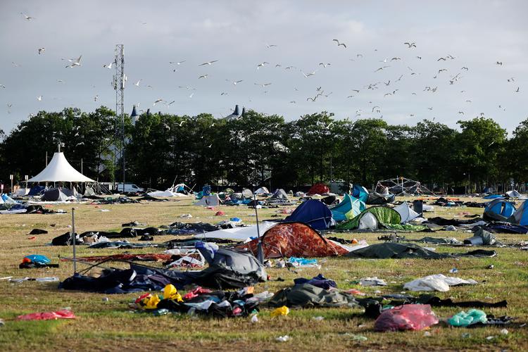  Frivillige tager tjansen med at rydde op på campingområdet på Roskilde Festival. Et hold hjemløse bruger måneder på opgaven uden at få løn for det. (arkivfoto fra 2023). Foto: Jens Dresling