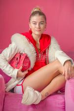 Sofie Riise Nors elsker sin pink Dolce &amp; Gabbana-håndtaske, som hun fandt på Blå Avis i 2020. »Den får ligesom ens look til at poppe«.  Foto: Nicolai West