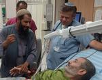 Farhan al-Qadi blev fragtet med helikopter til Soroka Medical Center i byen Beersheba, hvor han blev mødt af sin familie, som han har været adskilt fra i 10 måneder. 

 Foto: Soroka Medical Center/Ritzau Scanpix
