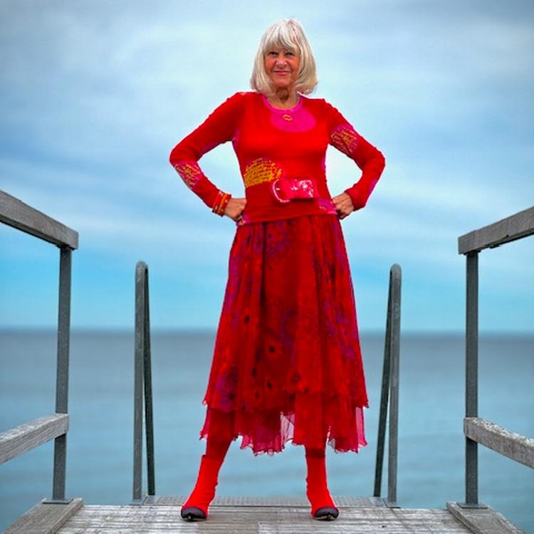 Lotte Tegner Freddie spiser steak frites på Pastis og drikker - alt for dyr - vin på Café Europa. Og så bliver hun aldrig træt af Tivoli.  Foto: Klaus Nedergaard