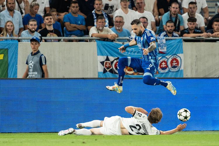 Det var Tigran Barseghyan fra Slovan Bratislava, der bragte holdet i front i 86. minut. Her ses han på banen sammen med Oliver Sørensen fra FC Midtjylland. Foto: Jakub Gavlak/Ritzau Scanpix