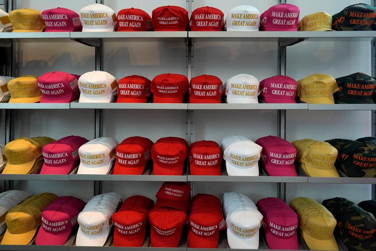 En række europæere er blevet misbrugt af falske profiler på X til at promovere den republikanske præsidentkandidat, Donald Trump. Blandt andet har de fået photoshoppet billeder, så det ser ud, som om de har en af de berømte røde MAGA-kasketter på. Foto: Cheney Orr/Ritzau Scanpix