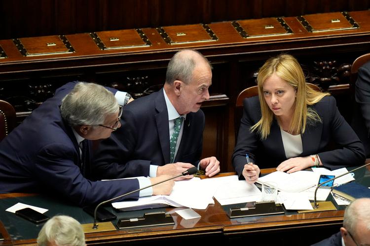 Italiens minister for regional autonomi, Roberto Calderoli,  har lagt navn til den nye lov, som oppositionen mener vil øge uligheden mellem nord og syd i Italien. Her er han i samtale med regeringschef Giorgia Meloni.  Foto: Alessandra Tarantino/Ritzau Scanpix
