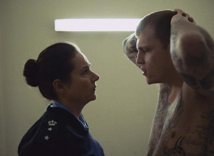 Eva bliver fremragende spillet af Sidse Babett Knudsen med kantet desperation. Hun får gedigent modspil af Sebastian Bull, der spiller den farlige indsatte Mikkel, som Eva har et regnskab at gøre op med.  Foto: Jasper Spanning