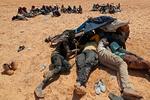 Vejen gennem Sahara er blevet markant farligere for unge afrikanere, der søger arbejde i Europa. EU's aftaler med især Tunesien betyder, at migranter indsamles og dumpes i ørkenen og bliver overladt til sig selv.
   Foto: Mahmud Turkia/Ritzau Scanpix