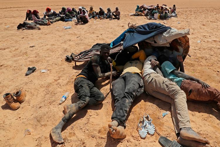 Vejen gennem Sahara er blevet markant farligere for unge afrikanere, der søger arbejde i Europa. EU's aftaler med især Tunesien betyder, at migranter indsamles og dumpes i ørkenen og bliver overladt til sig selv.
   Foto: Mahmud Turkia/Ritzau Scanpix
