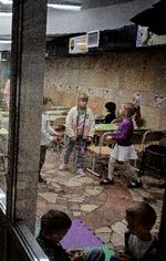 Mandag er der første skoledag i Ukraine. Da Poliitken for et år siden var i Kharkiv tæt på grænsen til Rusland, besøgte vi undergrundsskolerne på metroen. Her blev børn fra 1. til 4. klasse undervist.  