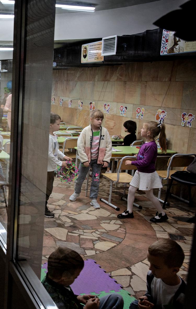 Mandag er der første skoledag i Ukraine. Da Poliitken for et år siden var i Kharkiv tæt på grænsen til Rusland, besøgte vi undergrundsskolerne på metroen. Her blev børn fra 1. til 4. klasse undervist.  