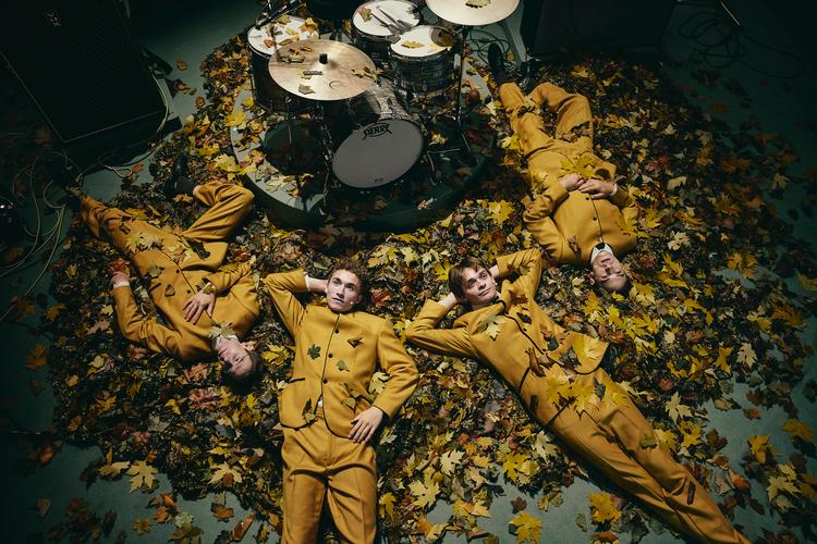 Aarhus Teater har skabt en musikalsk sceneversion af Bjarne Reuters roman 'Når snerlen blomstrer' og filmen 'Tro, håb og kærlighed'. Her fra venstre Christian Hetland (Lars), Oskar Salvatore (Henning), Emil Busk Jensen (Bjørn) og Emil Prenter (Erik). Foto: Emilia Therese / Aarhus Teater