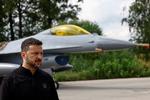 Ukraines præsident, Volodymyr Zelenskyj, taler til pressen i begyndelsen af august, hvor han præsenterer Ukraines nye F-16-kampfly. Foto: Valentyn Ogirenko/Ritzau Scanpix
