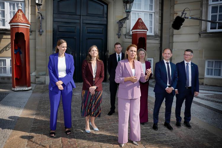 Statsminister Mette Frederiksen (S) præsenterede torsdag de nye ministre for Kong Frederik på Amalienborg. Bag hende ses fra venstre: Minister for digitalisering Caroline Stage Olsen (M), Europaminister Marie Bjerre (V), Skatteminister Rasmus Stoklund (S), Social- og boligminister Sophie Hæstorp Andersen (S), Minister for grøn trepart Jeppe Bruus (S) og Minister for samfundssikkerhed og beredskab Torsten Schack Pedersen (S). Foto: Jens Dresling