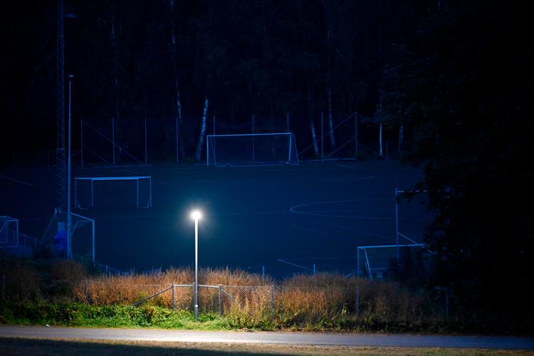 Det var på denne fodboldbane i Lidingö uden for Stockholm, at flere drenge blev ramt af lyn. Foto: 10050 Pontus Lundahl/Ritzau Scanpix