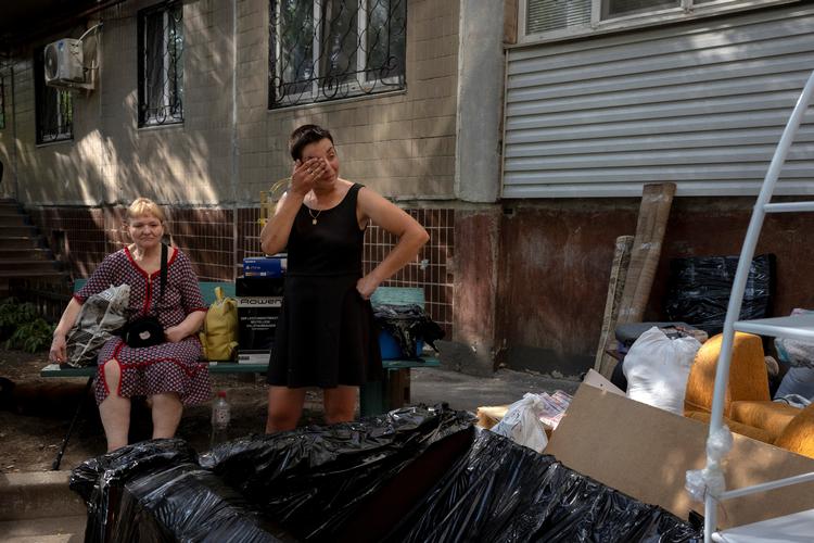 To beboere i Pokrovsk, Oksana og Irina, gør klar til at komme væk med deres ejendele fra deres hjemby Pokrovsk, som russerne rykker frem mod. Foto: Thomas Peter/Ritzau Scanpix