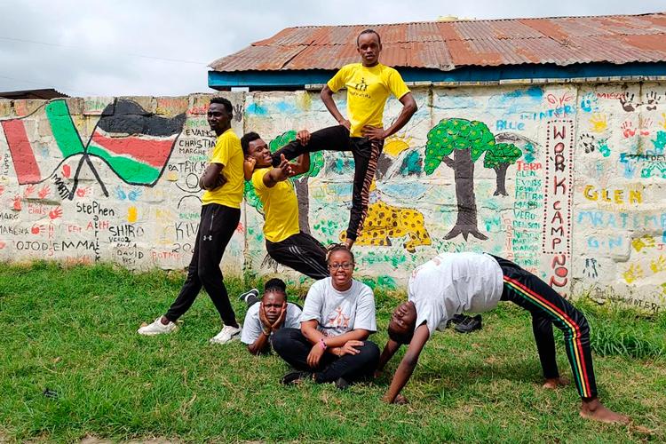 De syv artister fra Nafsi Africa, som nu alligevel ikke kommer på turné i Danmark. Foto: Joel Kirambo