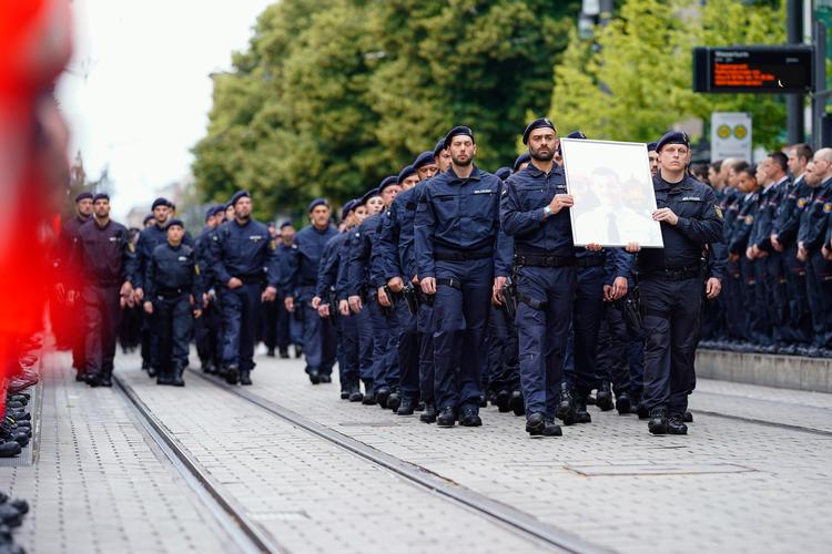 Betjente går i begravelsesoptog gennem Mannheim efter drabet på en kollega, der blev stukket ihjel af en afghaner i slutningen af maj i Mannheim. Foto: Uwe Anspach/Ritzau Scanpix