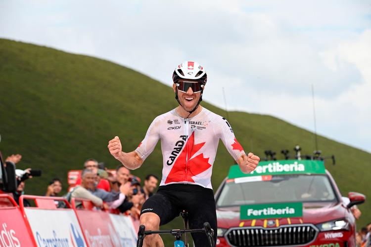 Michael Woods fejrer sin etapesejr.  Foto: Miguel Riopa/Ritzau Scanpix