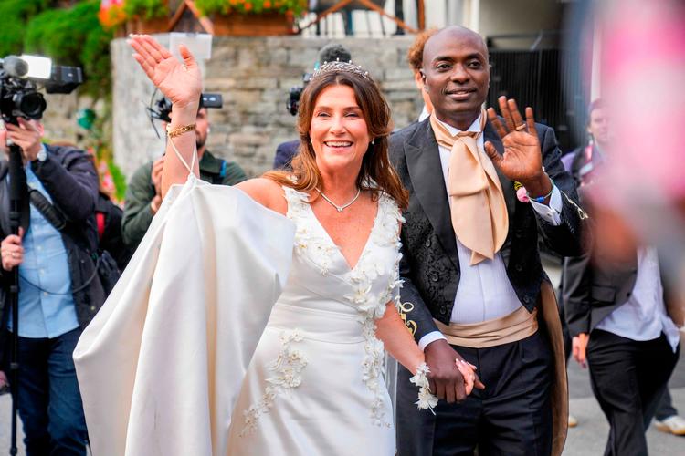Den norske prinsesse Märtha Louise og Durek Verrett blev viet lørdag eftermiddag. Her ankommer de til bryllupsfesten i bygden Geiranger. Foto: Heiko Junge/Ritzau Scanpix