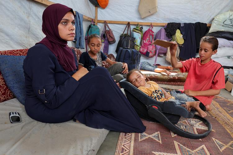 Polioramte Abdul Rahman Abu Al-Jidyan sammen med sin mor, Niveen, og sine søstre i en teltlejr i det centrale Gaza. Niveen har i alt ni børn, og har siden krigens begyndelse været internt fordrevet i Gaza.   Foto: Ramadan Abed/Ritzau Scanpix