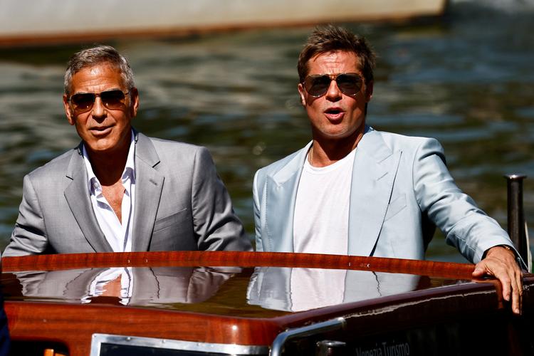 George Clooney og Brad Pitt ankommer til filmfestivalen på Lido i Venedig, hvor deres film 'Wolfs' har verdenspremiere. Foto: Yara Nardi/Ritzau Scanpix