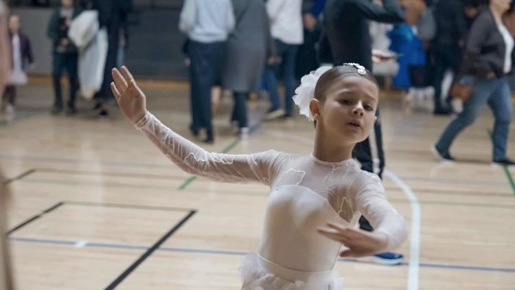 Andrea Dalsgaard er bare otte år gammel, men allerede elitedanser og stålsat på vej mod en karriere i eliten. Hun har det ikke fra fremmede.  Foto: DR