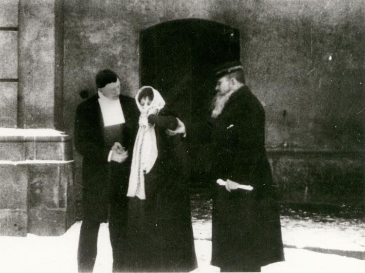 En kvinde, der er dømt for barnemord, bliver fulgt til sin henrettelse. Den korte stump film, godt halvandet minut lang, er den første danske fiktionsfilm nogensinde. Den er fra 1903. Foto: Still/DFI/Stumfilm.dk