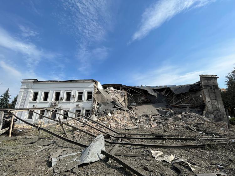 Skaderne på bygningen, der husede Folkekirkens Nødhjælps kontor, er omfattende. Foto: Folkekirkens Nødhjælp