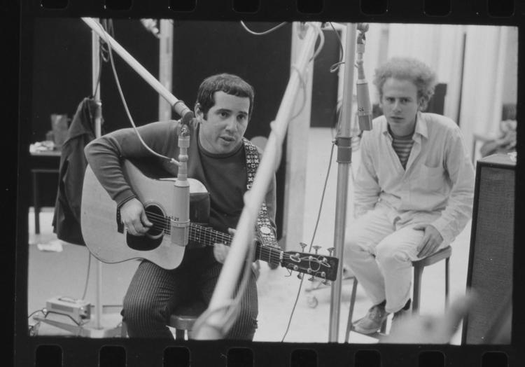 Paul Simon og Art Garfunkel i studiet, hvor Roy Halee som producer var duoens tredje medlem, når det gjaldt den komplekse musiks tilblivelse. Foto: Still fra filmen