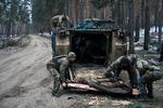 Det ukrainske sundhedsvæsen er presset af de mange sårede, russernes krig har resulteret i. Nu er der fare for, at antibiotika-resistente bakterier spredes som følge af krigen. Arkivfoto af evakueringen af en såret soldat. Foto: Libkos/Ritzau Scanpix