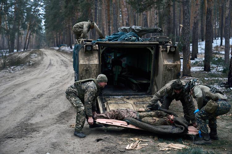 Det ukrainske sundhedsvæsen er presset af de mange sårede, russernes krig har resulteret i. Nu er der fare for, at antibiotika-resistente bakterier spredes som følge af krigen. Arkivfoto af evakueringen af en såret soldat. Foto: Libkos/Ritzau Scanpix