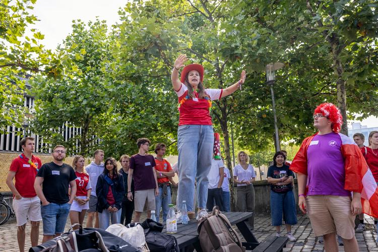  Introdagene på DTU foregår i år uden den legendariske rustur. I stedet er der fokus på studieretningen. De gamle studerende, der kalder sig vektorer, har dog sørget for, at der også er selskabslege og små udfordringer til at bryde isen de første dage, hvor alle er nye.    Foto: Nicolai West