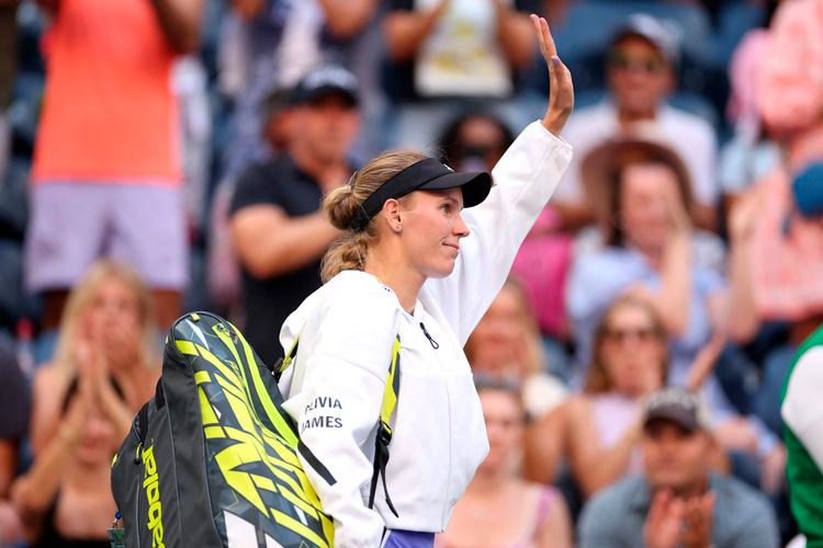 Caroline Wozniacki vinker – måske for sidste gang – til publikum efter sit nederlag i US Open. Foto: Sarah Stier/AFP