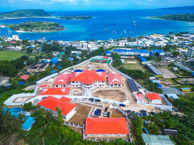 Det nye præsidentpalads i Vanuatu er den seneste af en række kinesiske gaver til østaten i Stillehavet. Prisen skulle være godt 135 millioner kroner og er et udtryk for Kinas 'elitefangst'-strategi, mener ekspert. Foto: BREJ Pacific